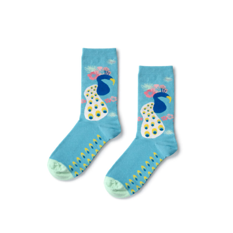 זוג גרביים בצבע תכלת-שמיים מבית WildSock, עם הדפס אמנותי של טווסים
