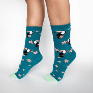 גרביים מעוצבות בעיצוב טוקאן, גרביים בצבע טורקיז עם דוגמאות של טוקאן ופרחים