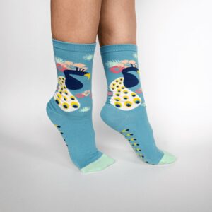 גרביים צבעוניות, מעוצבות עם ציור של טווס עליהן ונקודות כחול צהוב