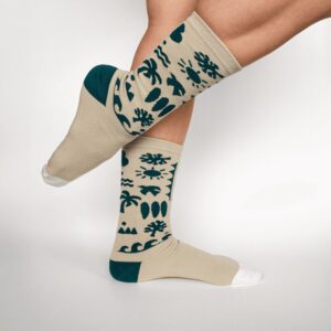 גרביים צבעוניות, גרביים מעוצבות בצבעי בז עם דוגמאות שמחות בצבע טורקיז ירוק עליהן