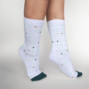 גרביים לבנות עם דוגמא של נקודות בצבעי ירוק כתום גרביים מהממות