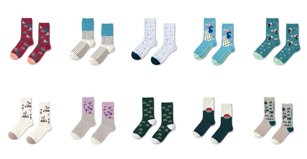 עשרה עיצובים של גרבי WildSock מסודרים בשתי שורות: קקדו, טווס, טוקן, דקלים, שקיעה ודוגמאות גיאומטריות
